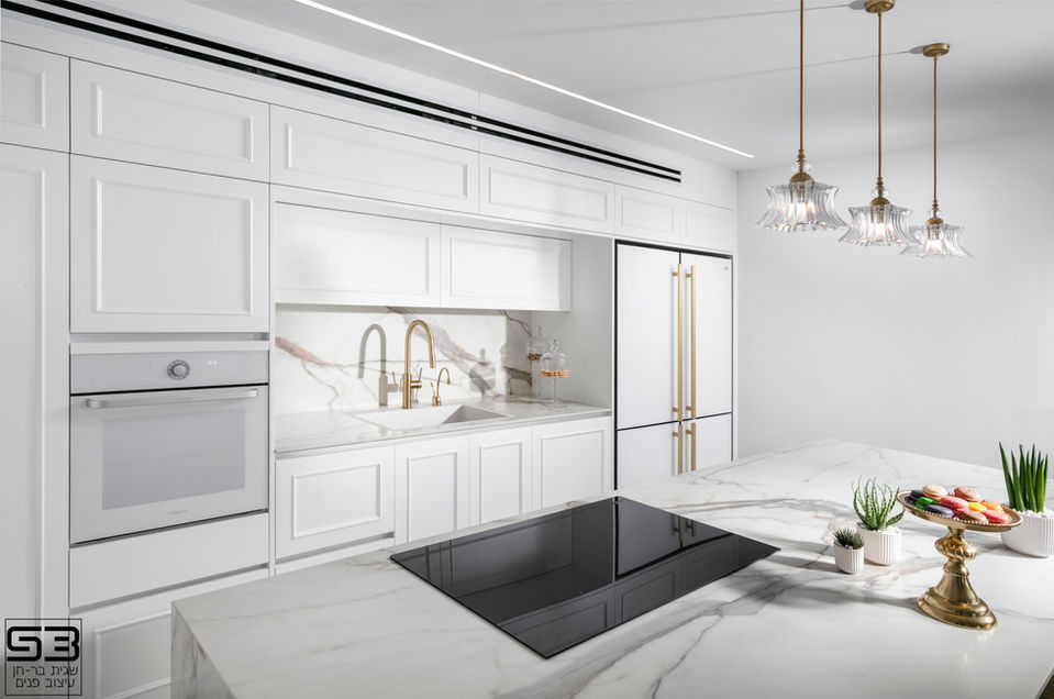 מטבח לבן בנגיעות זהב