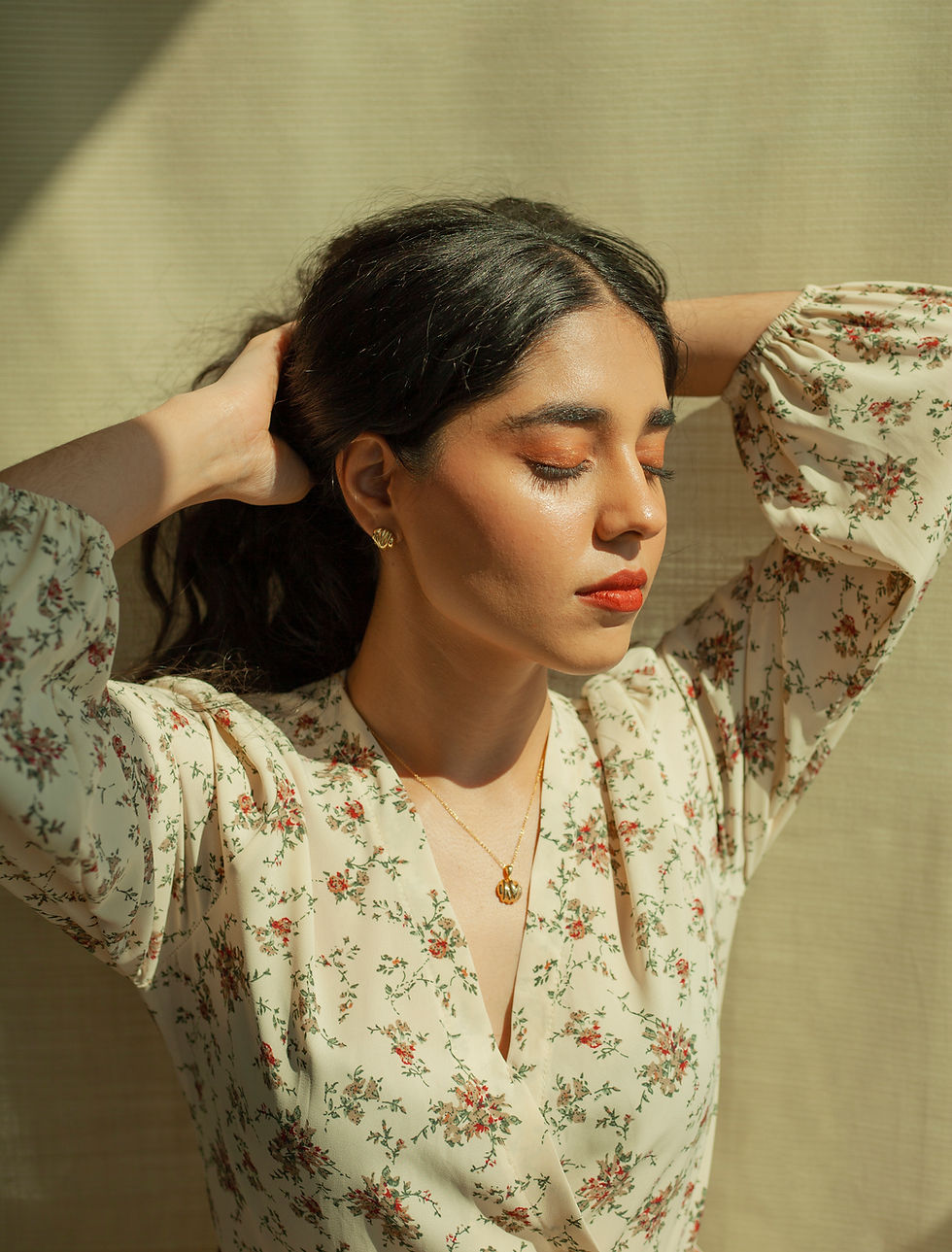 Thumbnail: Golden Necklace