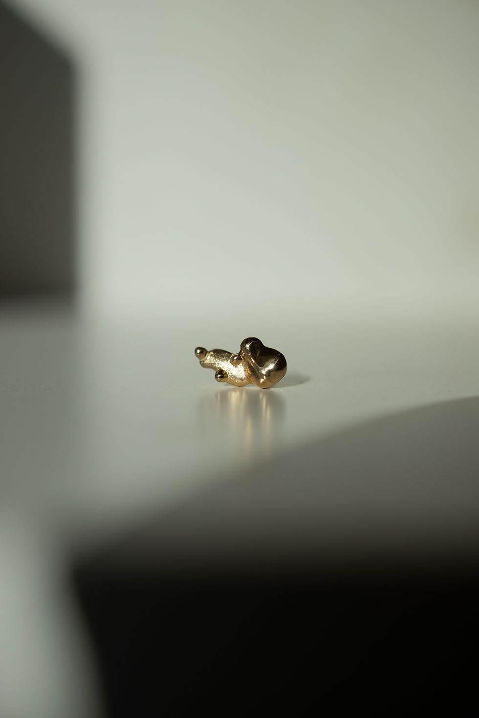 Thumbnail: Shimmering studs