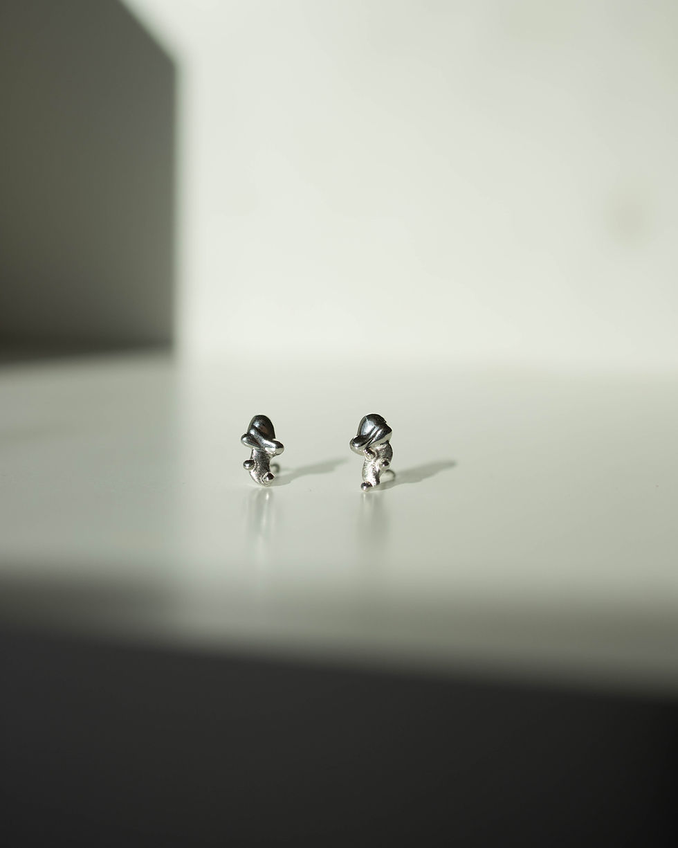 Thumbnail: Shimmering studs