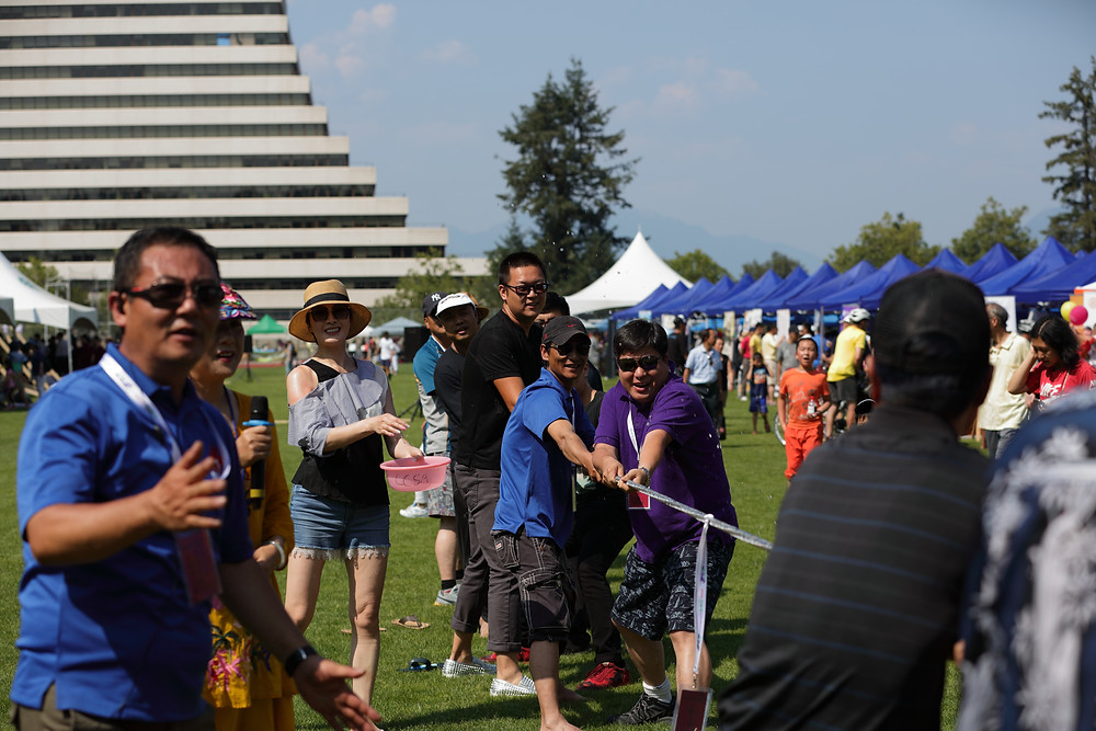 traditional Chinese hoop-rolling game, skipping rope, tug-of-war