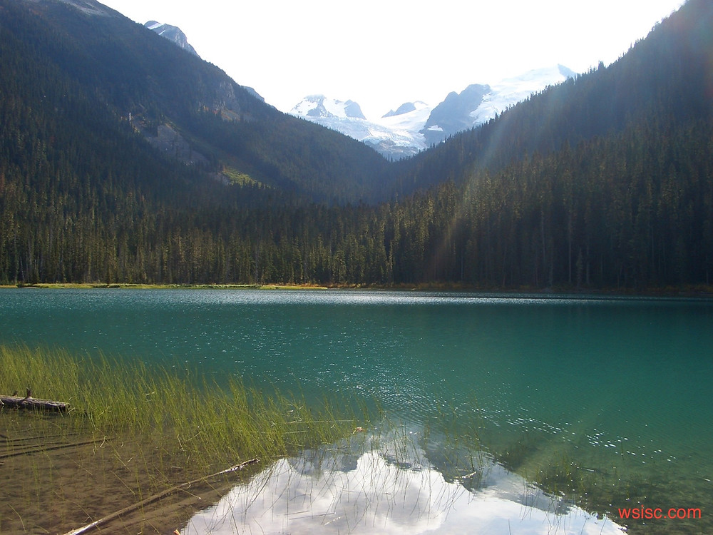 Montagne de glace au coucher du soleil reflétée dans le lac, à Whistler, BC, Canada. Crédit photo: SXYZ