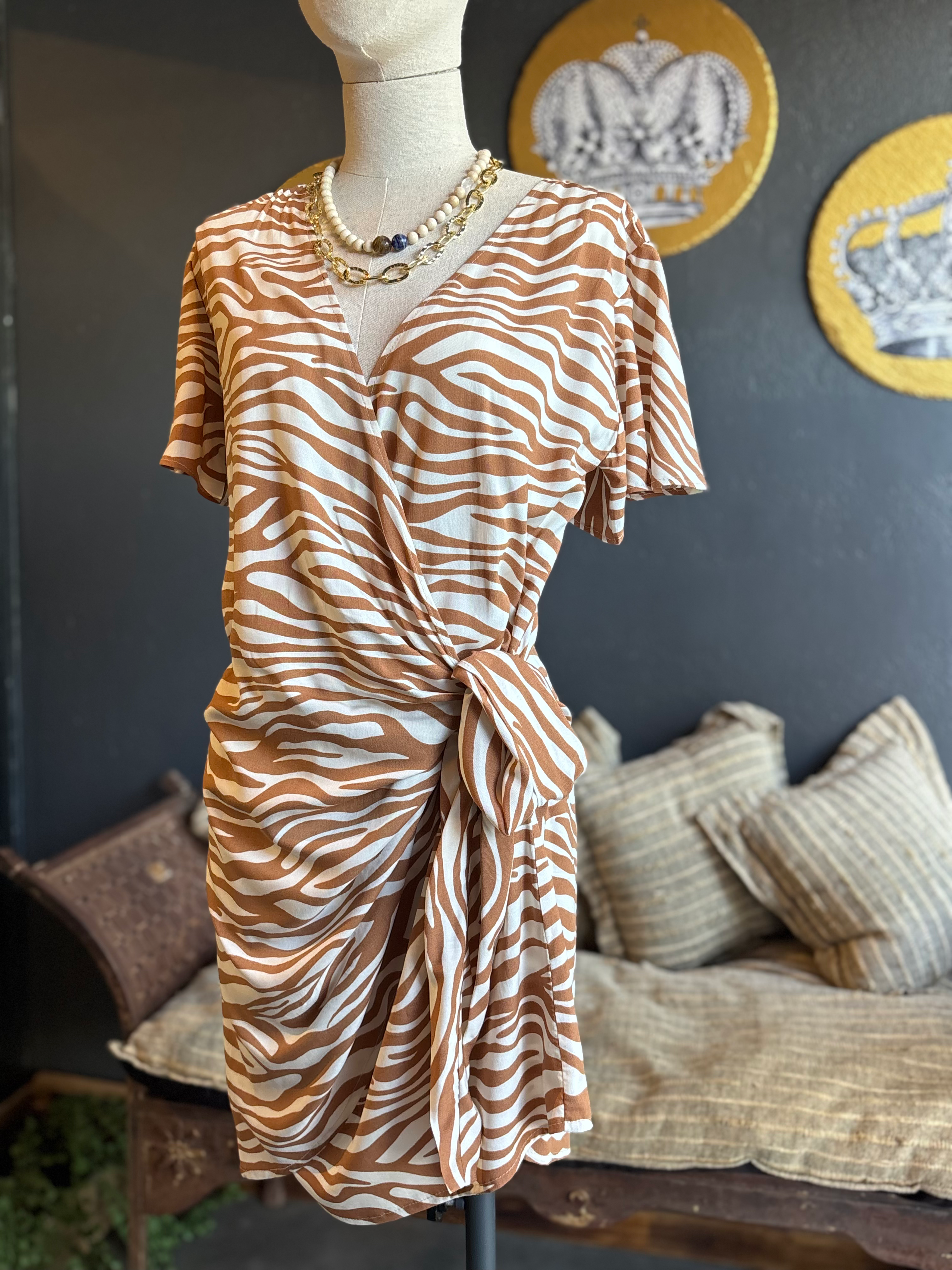 Espectacular vestido de viscosa estampada modelo “Nudo Print”! 