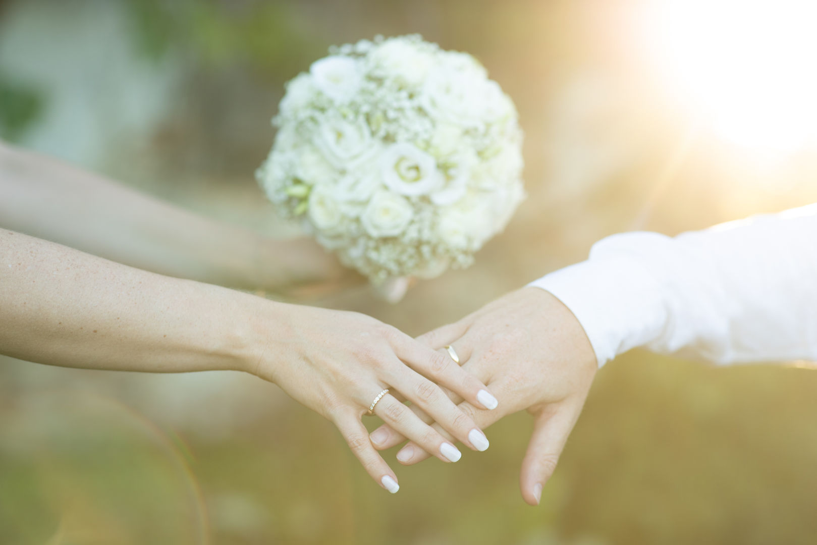 Ringtausch und Hochzeitsbouquet bei freier Trauung mit Hochzeitsrednerin Claudia Unterhuber