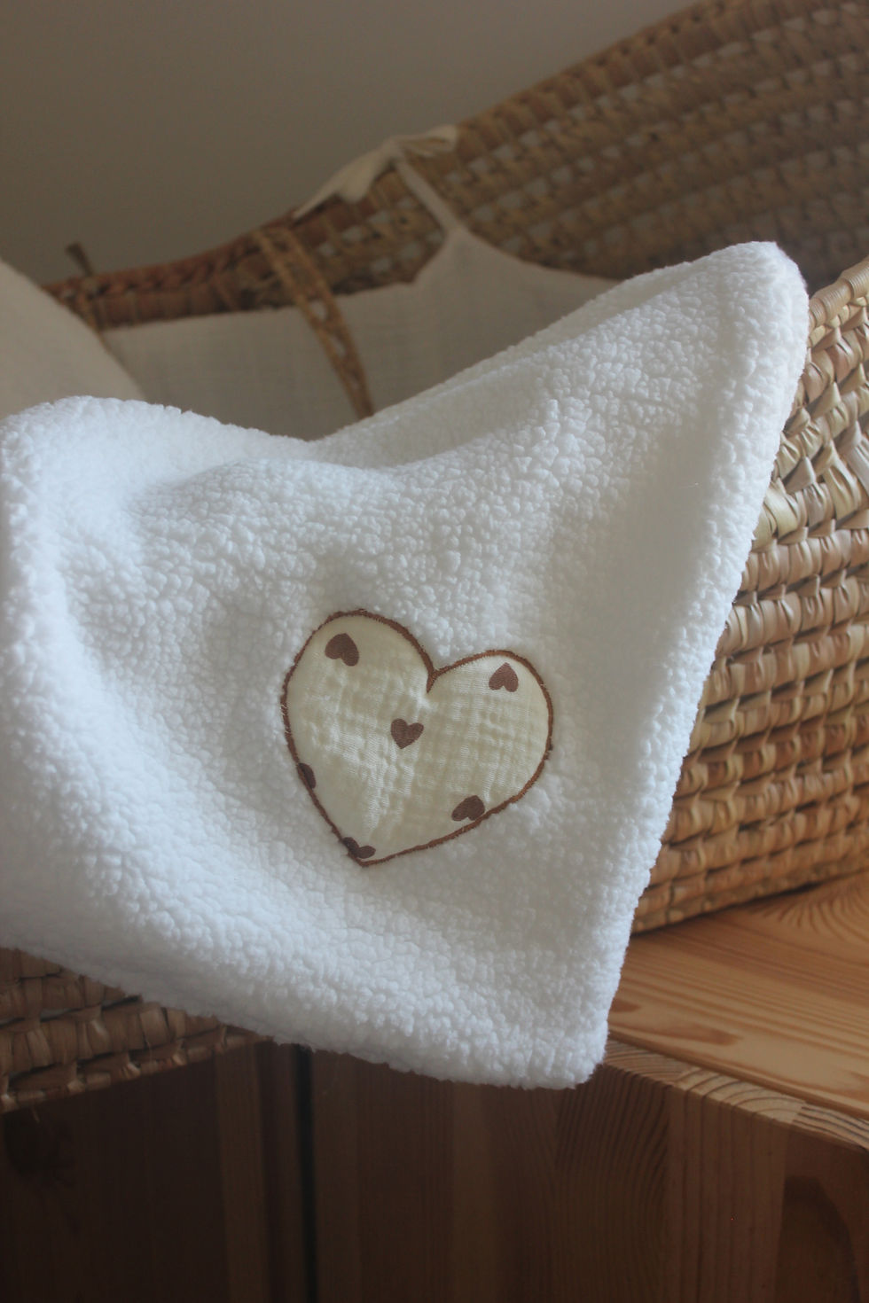Miniature : Couverture moumoute empiècement COEURS pour bébé