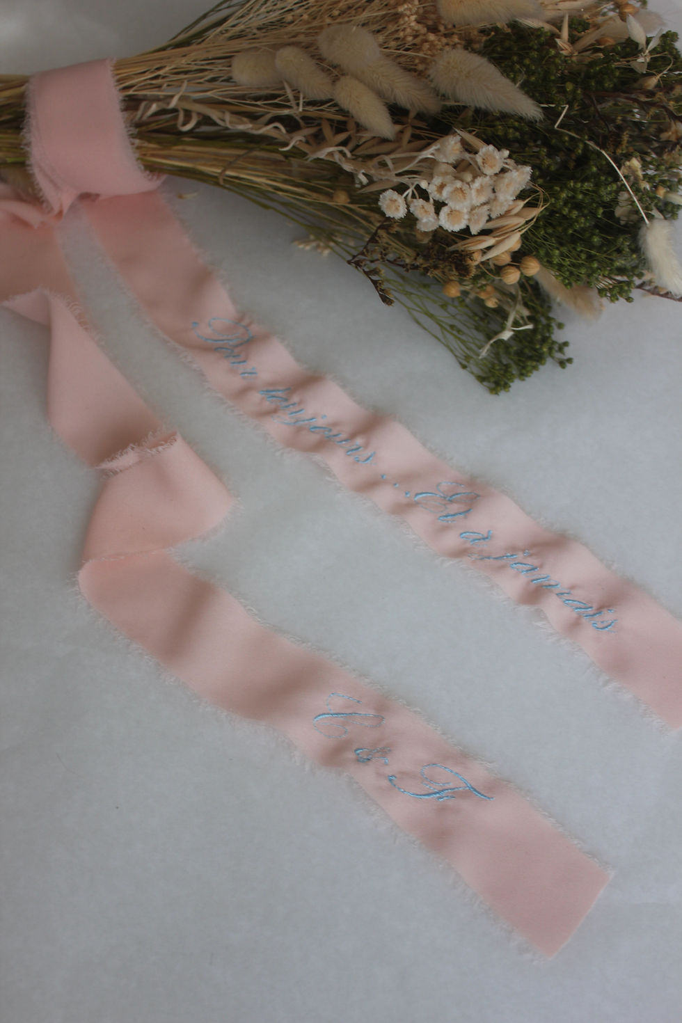 Miniature : Ruban, décoration personnalisée et brodée pour bouquet de mariée