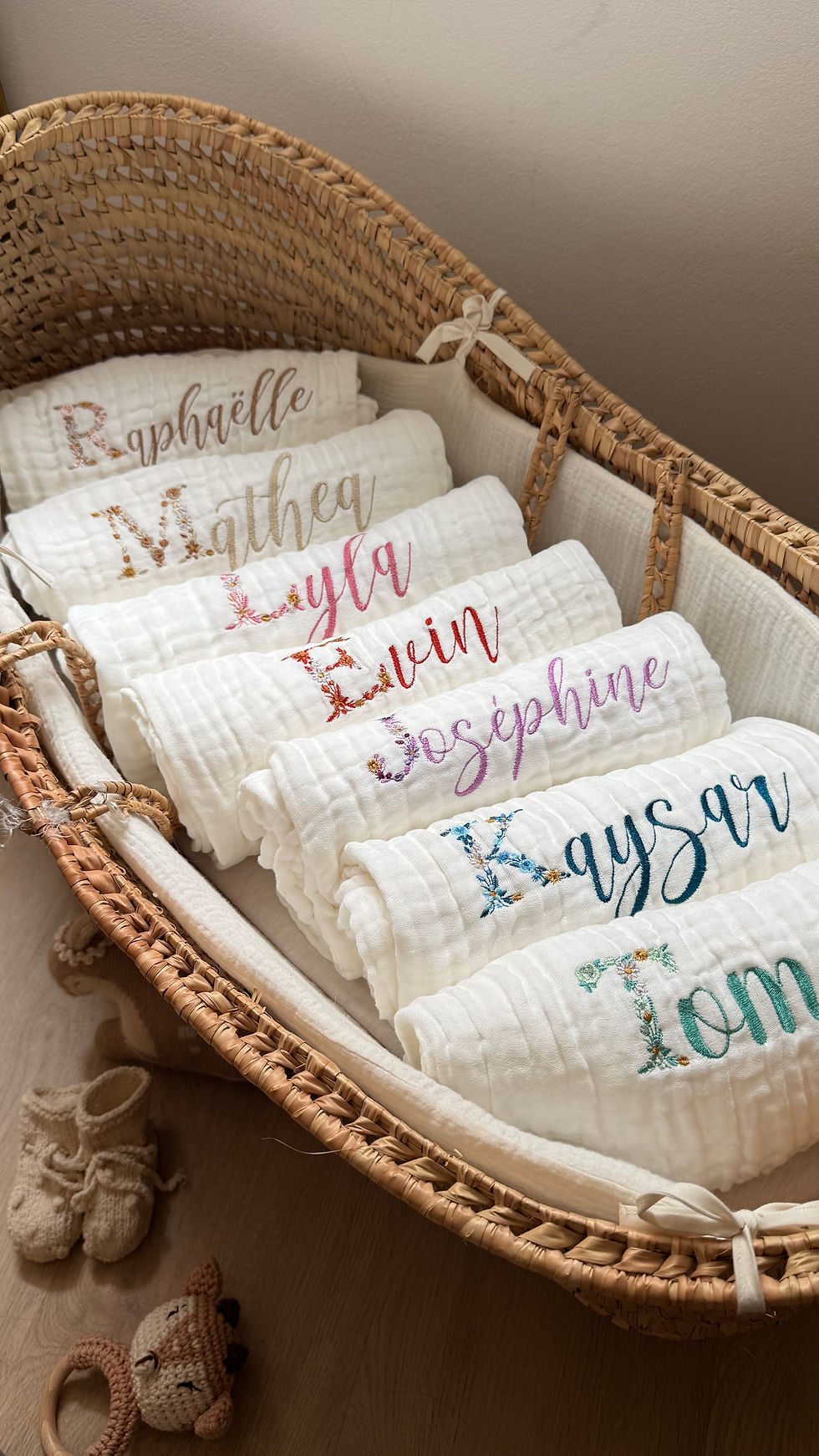 Miniature : Couverture brodée pour bébé avec initiale fleurie + prénom