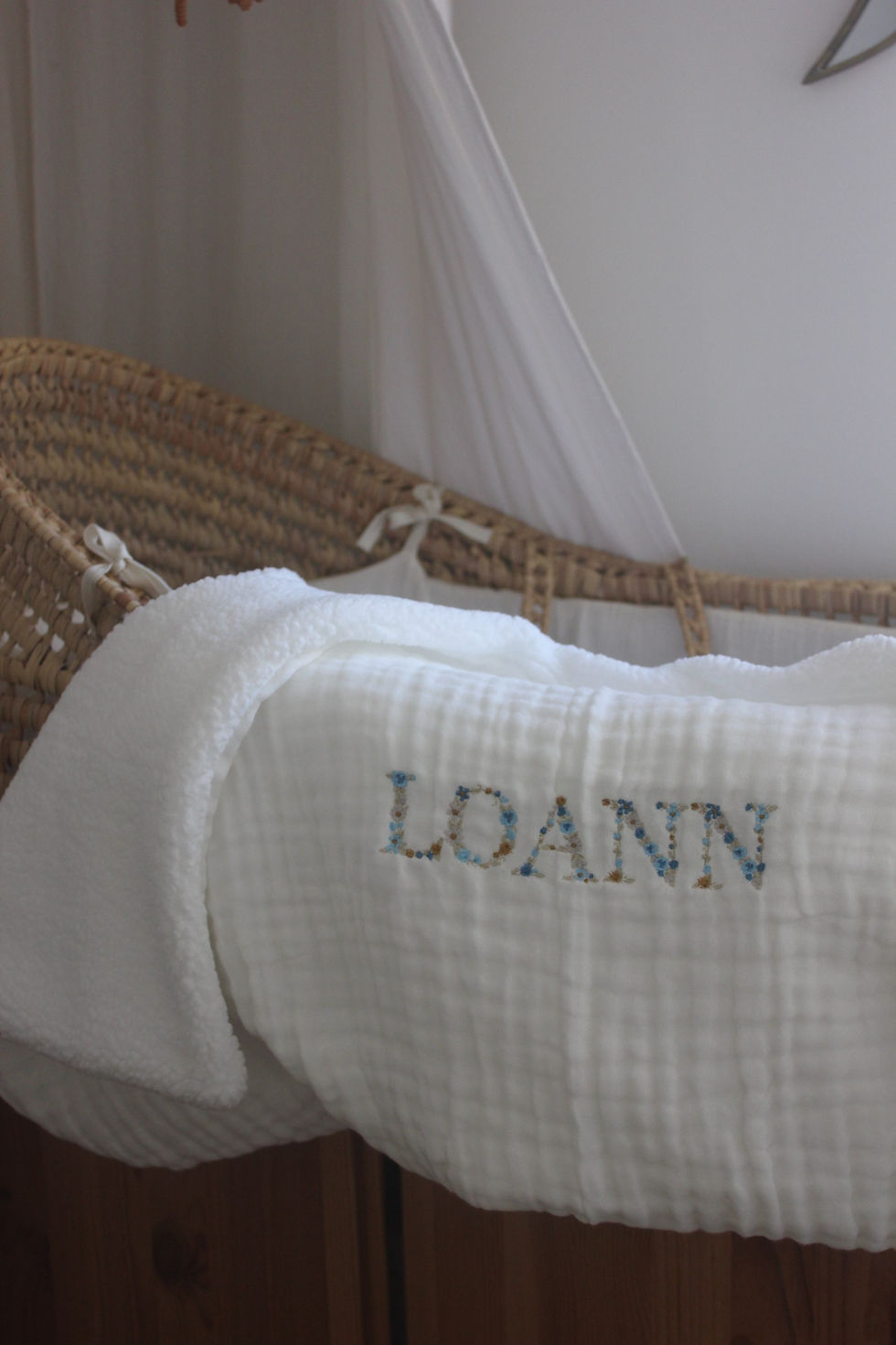 Miniature : Couverture brodée pour bébé avec prénom tout fleuri
