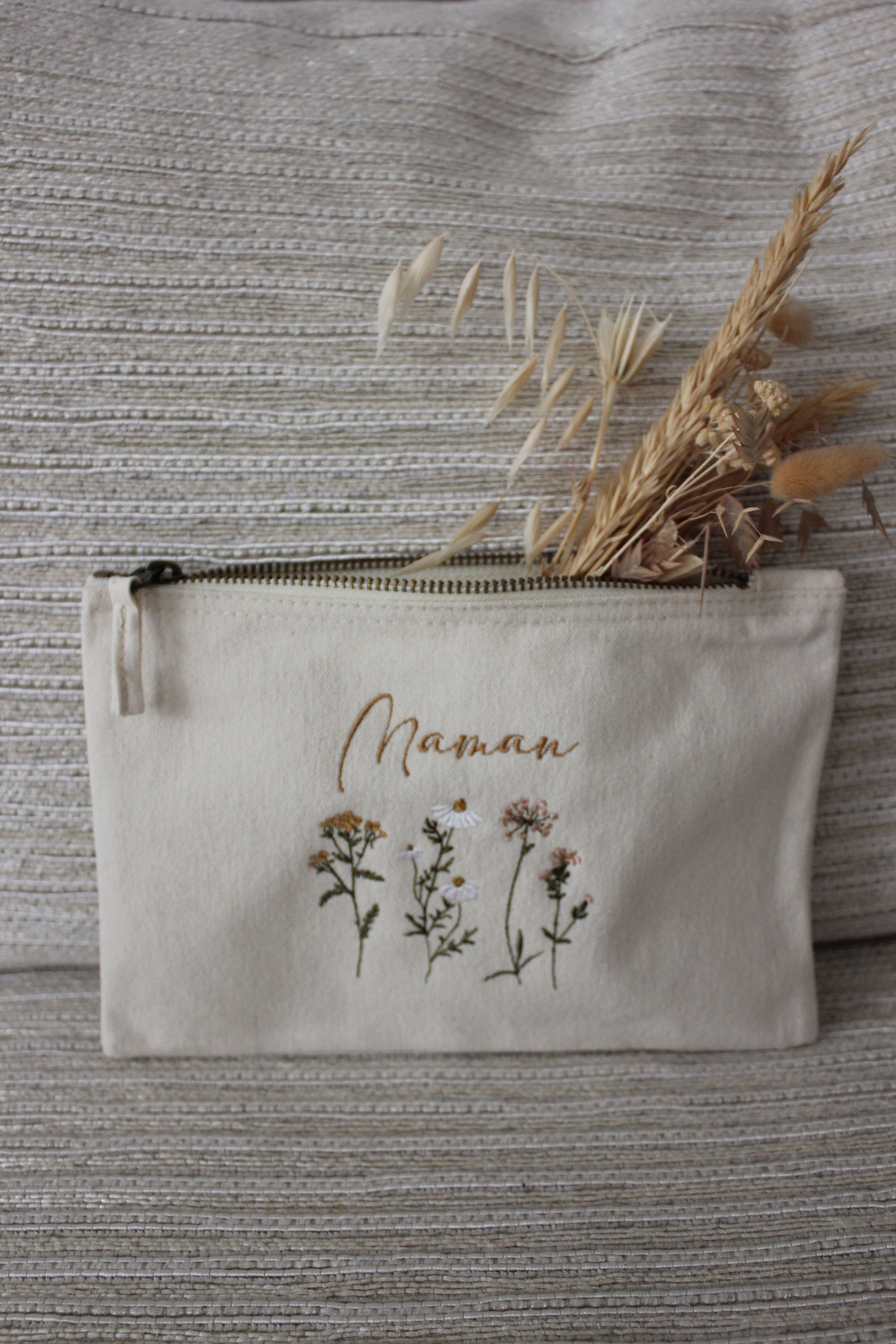 Pochette fleurie, trousse à maquillage brodée