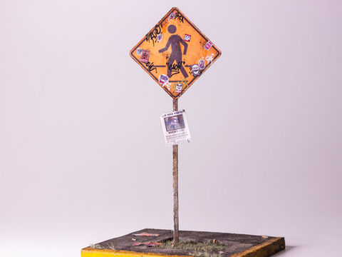 El señalamiento de paso peatonal miniatura con banqueta