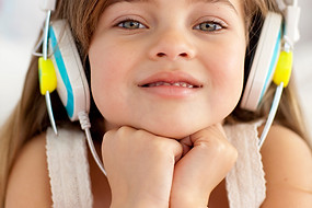 Niño con auriculares