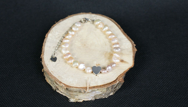 Perlenkette auf Holzstück