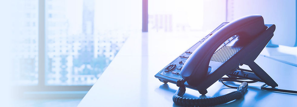 Vista frontal de um servidor de comunicação em nuvem com luzes indicadoras acesas