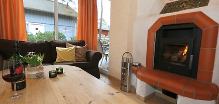 Ferienhaus-43b-Strandpark-Baabe-Wohnzimmer-mit-kamin.jpg