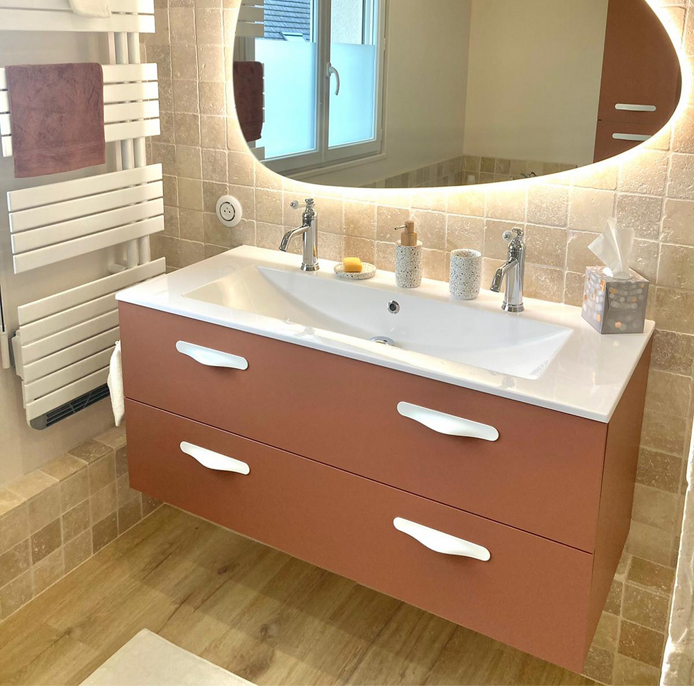 Salle de bain avec double vasque et miroir lumineux.