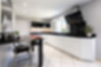 CuisineVernon blanche et plan de travail noir.