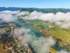 A breathtaking view of Phong Nha from above – where emerald rivers wind through lush valleys, limestone mountains rise in mist, and the charm of the countryside blends seamlessly with untouched nature.
