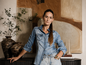 Interior Designerin Davina von Koenig in ihrem selbst geplanten Holzhaus am Naturschutzgebiet