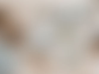 Wohnung im Sommer kühler wirken lassen durch Wohnpsychologie: Farben, Materialien und Licht schaffen auch an heißen Tagen ein frisches und angenehmes Raumgefühl.