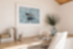 Homeoffice mit kühlen Farben, Holz und Pflanzen für konzentriertes Arbeiten an warmen Sommertagen.