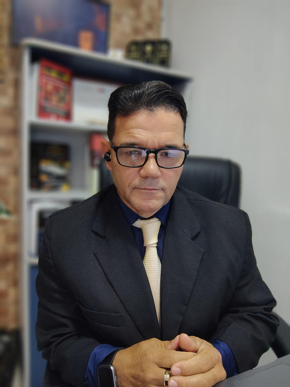 Dr. Elias P. da Silva, realizando atendimento presencial na sede do escritório.