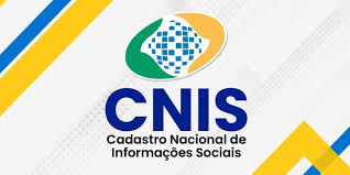 "Close de uma tela de computador exibindo um extrato do CNIS com o logotipo do INSS e uma lupa destacando períodos de contribuição faltantes."