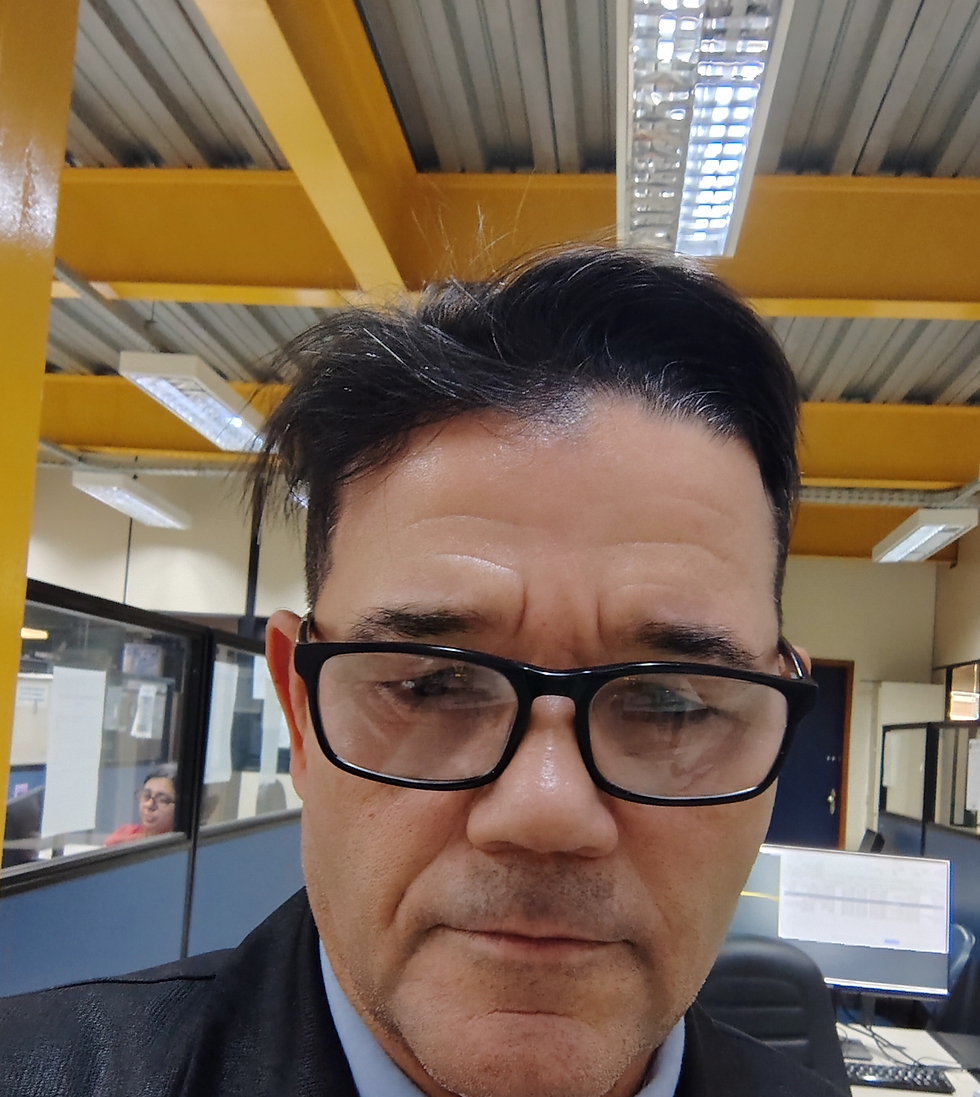 O advogado Dr. Elias Pereira da Silva em atuação na Delegacia de Polícia do Rio de Janeiro, prestando assistência jurídica imediata a cliente antes do encaminhamento para a audiência de custódia.