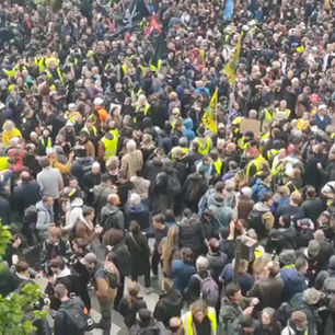 BETOGINGEN FRANKRIJK TEGEN PENSIOENHERVORMING EN MACRON GAAN ONVERMINDERD VERDER