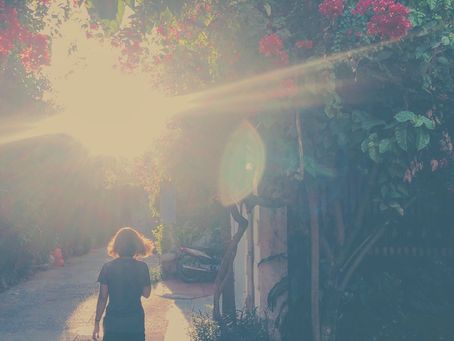 “Thì... mình tiễn nhau một đoạn đường...
