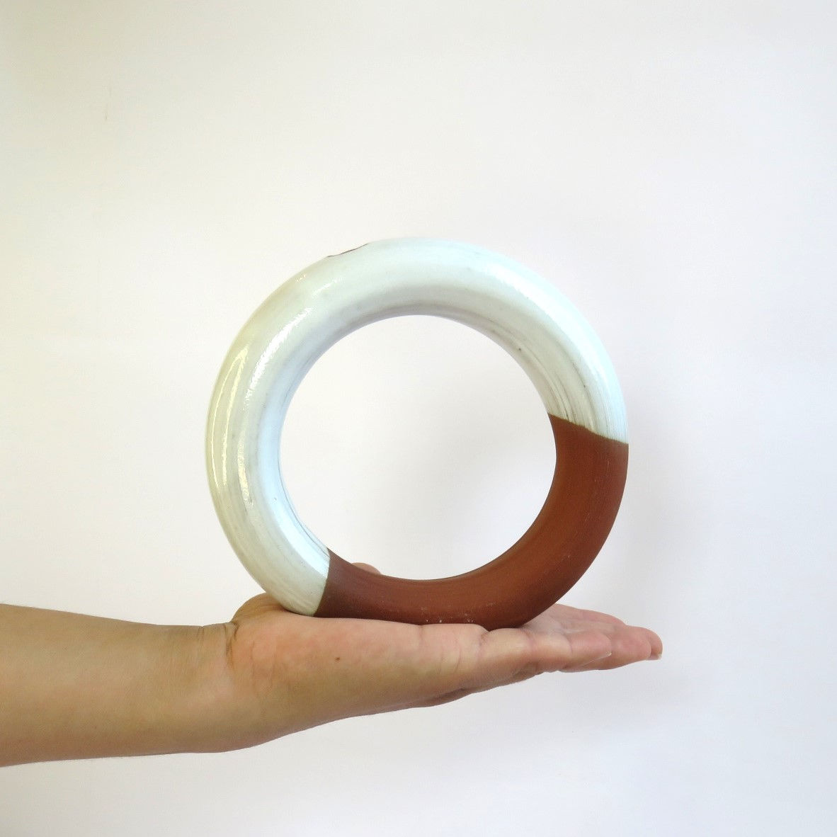 ואזה עגולה אדום לבן