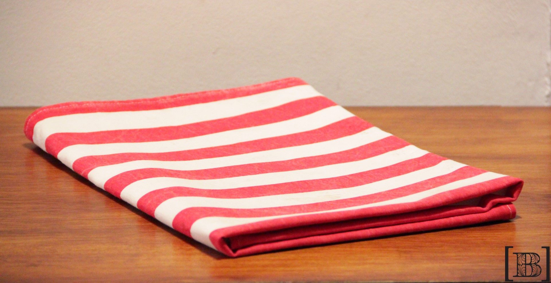 Lona de playa rayada roja