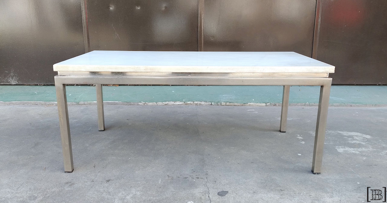 Mesa cromada con tapa de marmol rectangular