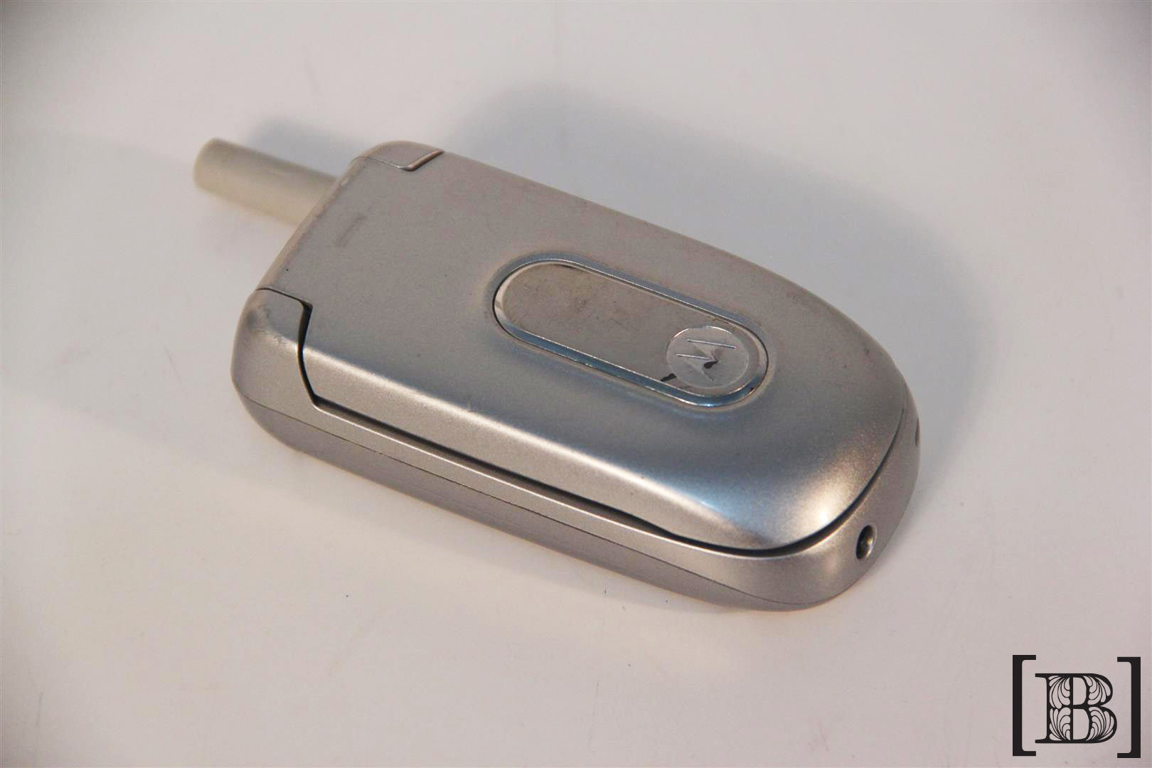 Celular Motorola plateado con tapita