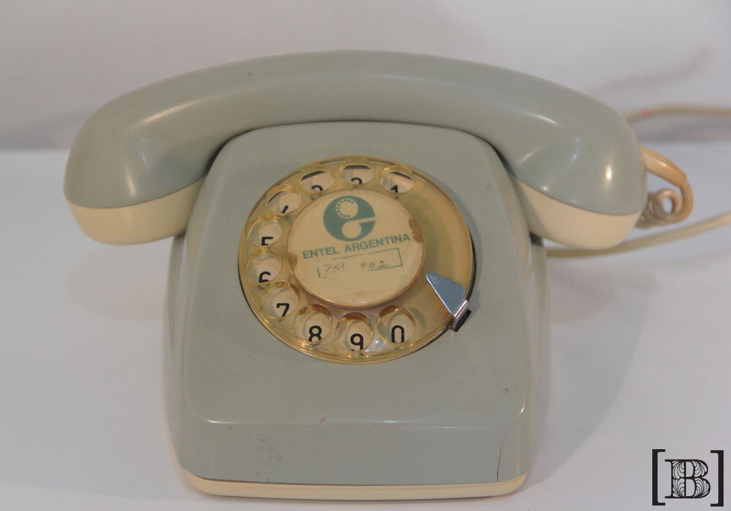 Teléfono disco gris