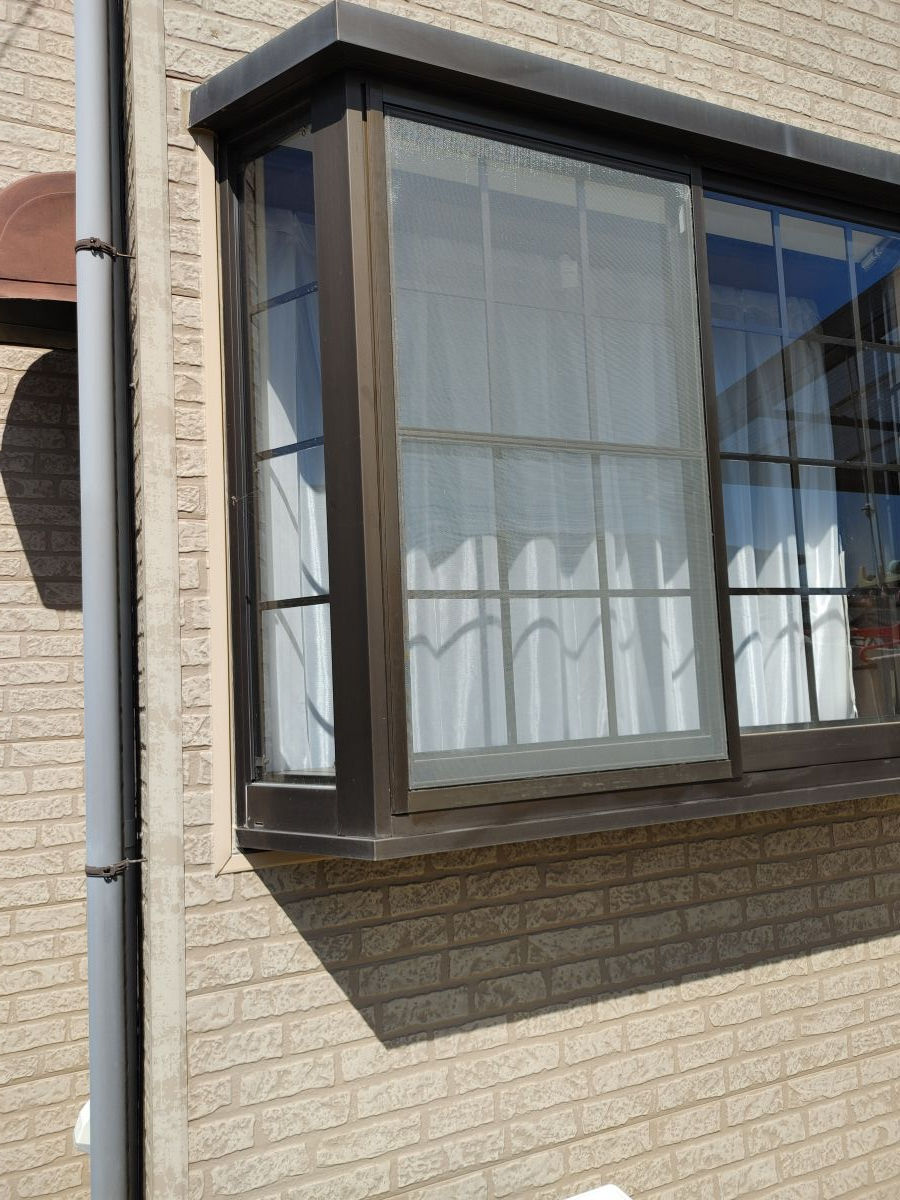 出窓　網戸張替え