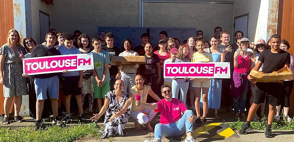 Groupe avec TLSE FM.jpg