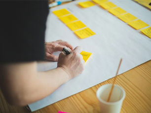 Teilnehmende in einem modernen SPACE BO Workshop, die gemeinsam ein Bildungsformat entwickeln.