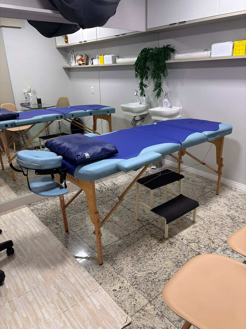 Sala com macas de terapia manual e massagem