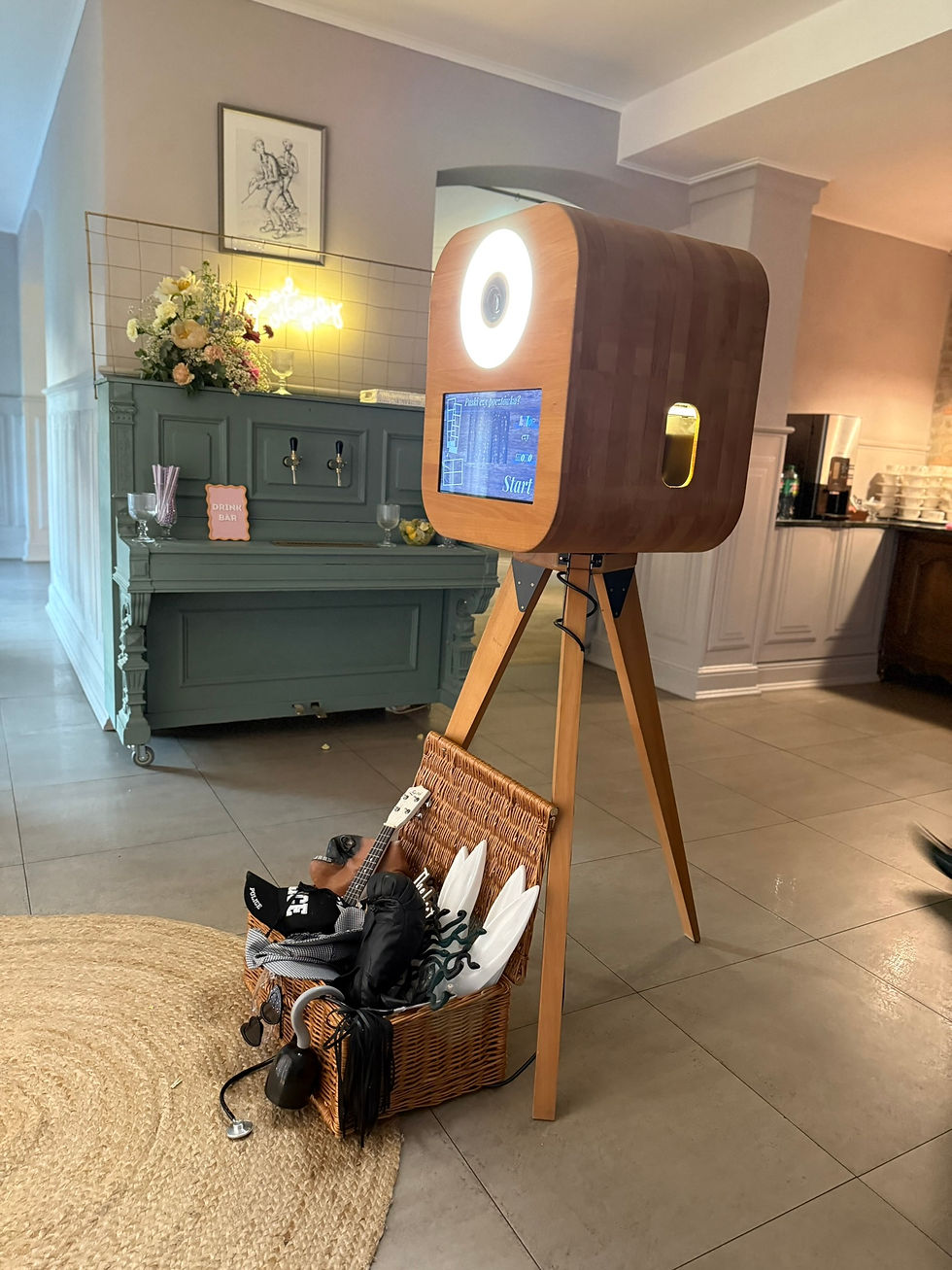 Wynajem fotobudki retro na wesele we Wrocławiu to sposób na elegancką strefę zdjęć, personalizowane wydruki i dobrą zabawę.