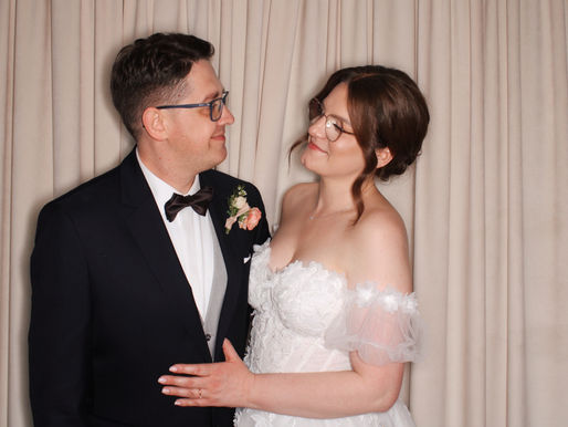 Organizacja wesela to nie tylko wybór sali, sukni, dekoracji i menu. Coraz więcej par młodych szuka atrakcji, które sprawią, że goście będą się dobrze bawić, a jednocześnie zabiorą ze sobą wyjątkową pamiątkę z tego dnia. Jedną z najpopularniejszych opcji jest fotobudka na wesele we Wrocławiu