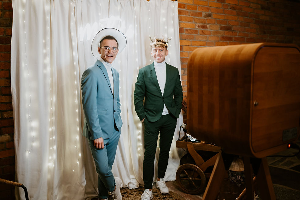 Wynajem fotobudki retro we Wrocławiu z personalizowanymi wydrukami to elegancki sposób na zdjęcia, zabawę i wspomnienia.