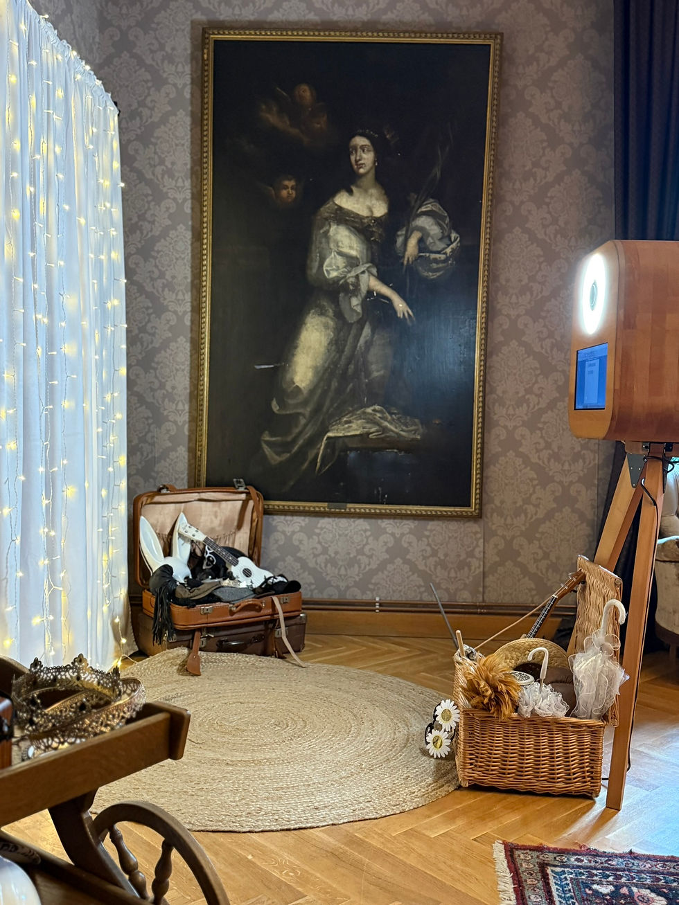 Fotobudka retro na event zachęca gości do zdjęć, rozmów i śmiechu. To stylowa atrakcja, która nie wymusza zabawy.