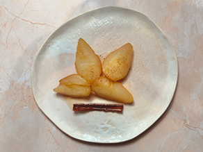 POIRE POCHÉE AU MIEL ET À LA CANNELLE
