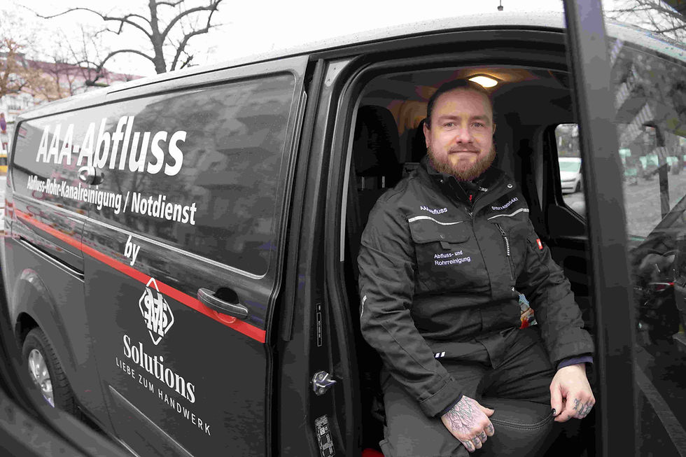 Rohrreinigungsfachmann sitzt in seinem Firmenwagen und ist bereit für den nächsten Einsatz in Berlin.