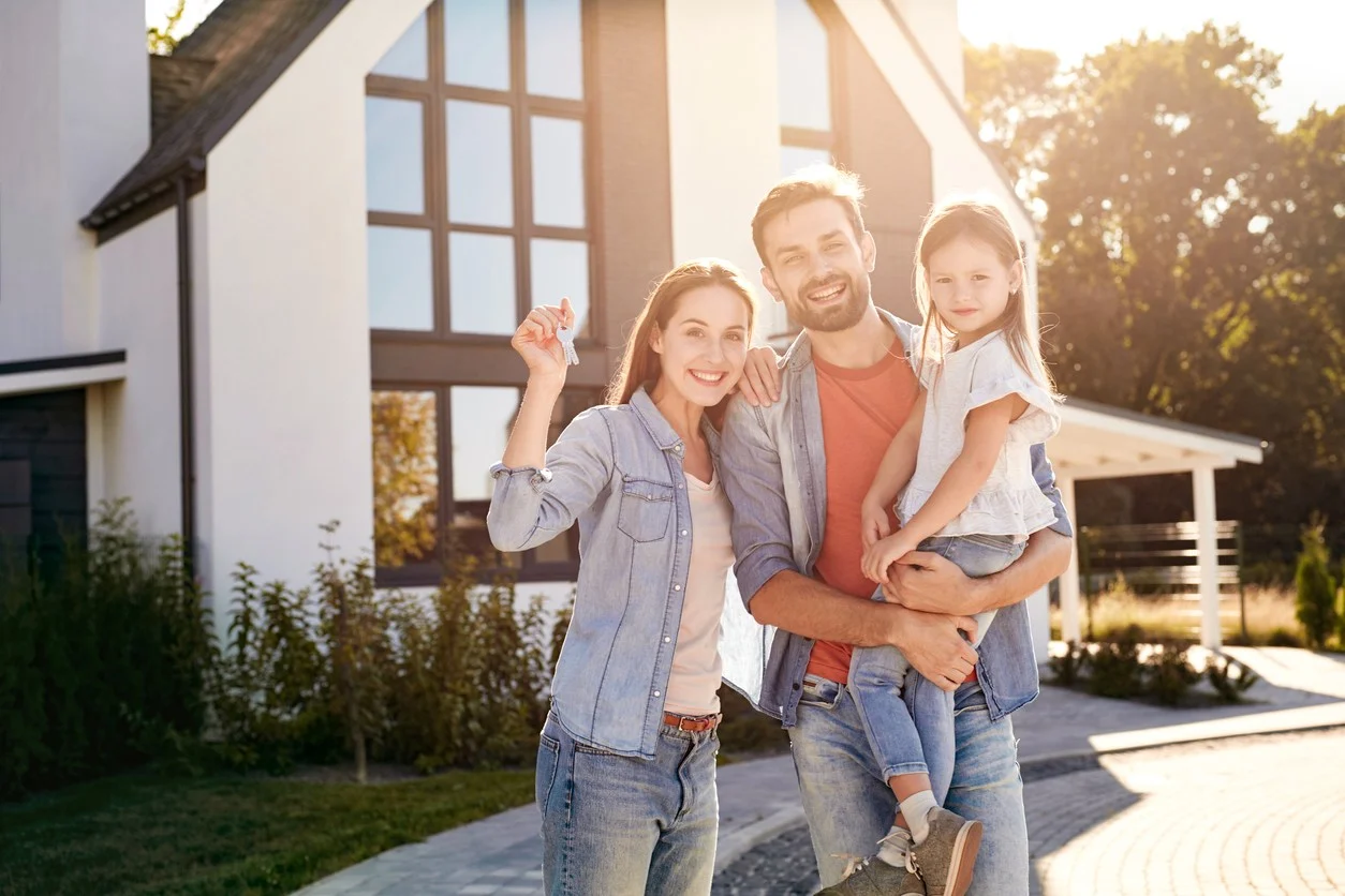 familia-compra-una-casa.webp