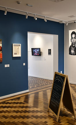 À margem repousa o remanso, onde as areias acolhem os rabiscos das águas. E a curva de remanso lembra o caminho percorrido pelas introvisões de Oliveira Silveira, transmutadas em anotações poéticas.
São notas cansadas de remar contra a correnteza. Mas conscientes – pela “adaga” e pela “degola” – da existência de fissuras criadoras e capazes de direcionar para enseadas de vida de muitas oliveiras.
Em algum Dia da Consciência Negra as almas das notas serão livres ao encontrar um remanso seguro. Aportadas em águas vívidas, as anotações encontrarão infinitas margens. OXALÁ, que aconteça!
Em oferenda, a Remanso – Instituto Cultural, o Instituto Oliveira Silveira e demais parcerias presenteiam o público com a exposição Anotações à Margem, que dá título a um dos livros de poesia de Oliveira Ferreira da Silveira (1941-2009) escritos ao longo de quase três décadas (1967-1994). O diálogo imagético com o poeta da consciência negra envolve os artistas Américo Souza, Cristina Rosa, Crystom Afronário, Estêvão da Fontoura, Maria Lídia Magliani, Pâmela Zorn, Thiago Madruga e Wagner Mello.
Seguindo os passos de Oliveira da Silveira, reverenciamos o Dia Nacional de Zumbi e da Consciência Negra. De forma original e inédita, pela primeira vez o 20 de novembro foi evocado pelo Grupo Palmares de Porto Alegre, em 1971. Especialmente em 2024, a data passa a ser feriado em todo Brasil através da Lei Federal 14.759/2023, em um reconhecimento do legado das populações e culturas afrodiaspóricas presentes no país.
Texto de Sátira Machado & Caroline Ferreira