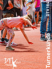 Mädchen macht Turnübung auf rotem Boden. DTV 1847 Turnerkunde.