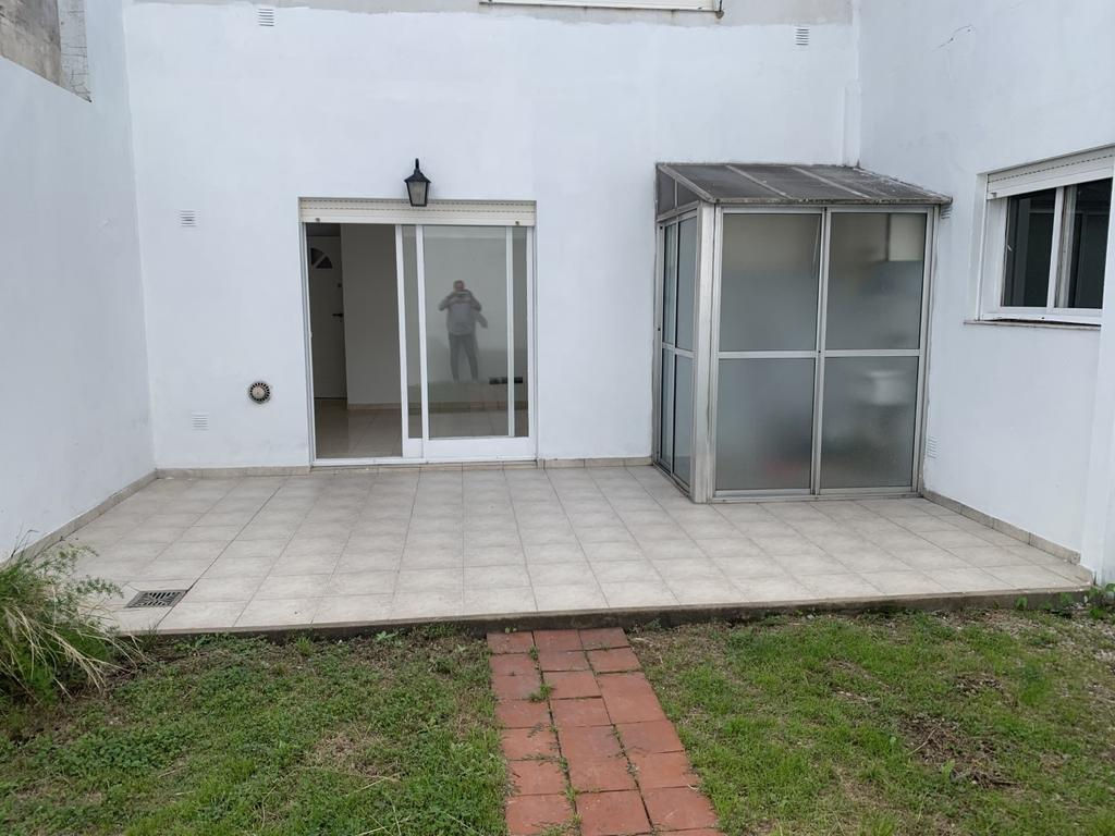 Cnel B Pizarro 6950 , PB,PH 2 AMB. PB CONTRAFRENTE CON PATIO Y JARDIN