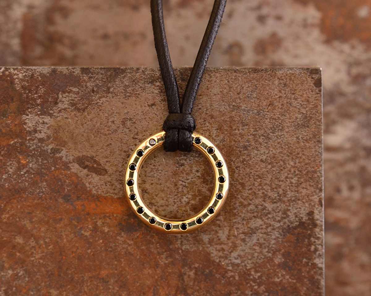 תליון חישוק על שרשרת עור