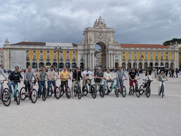 De groepsreis naar Lissabon is niet compleet zonder een fietstour. Hier op het praça do Comercio